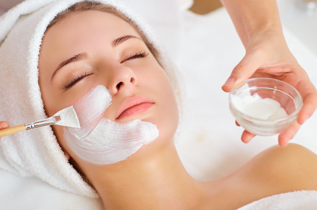 Frau mit Maske auf dem Gesicht im Spa-Schönheitssalon