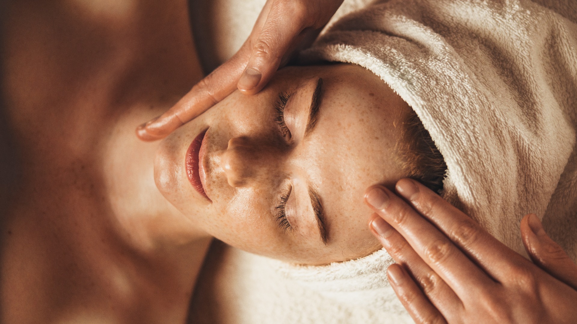 Nahaufnahme einer jungen Frau, die sich in einem Schönheitssalon einer Wellness-Massagebehandlung unterzieht. Kosmetologie Schönheit Hautpflege Anti-Aging-Behandlung Verjüngung. Körperpflege, Spa. Schönheit im Gesicht. Frau Schönheit Gesicht. Gesunder Lebensstil.